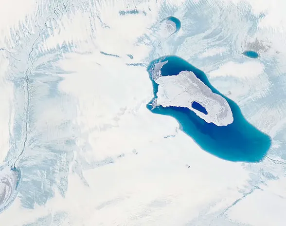 Jäätikkö sulaa Grönlannissa, ilmenee Nasan satelliittikuvista. Suurimmat mannerjäätiköt sijaitsevat Antarktiksella ja Grönlannissa.
