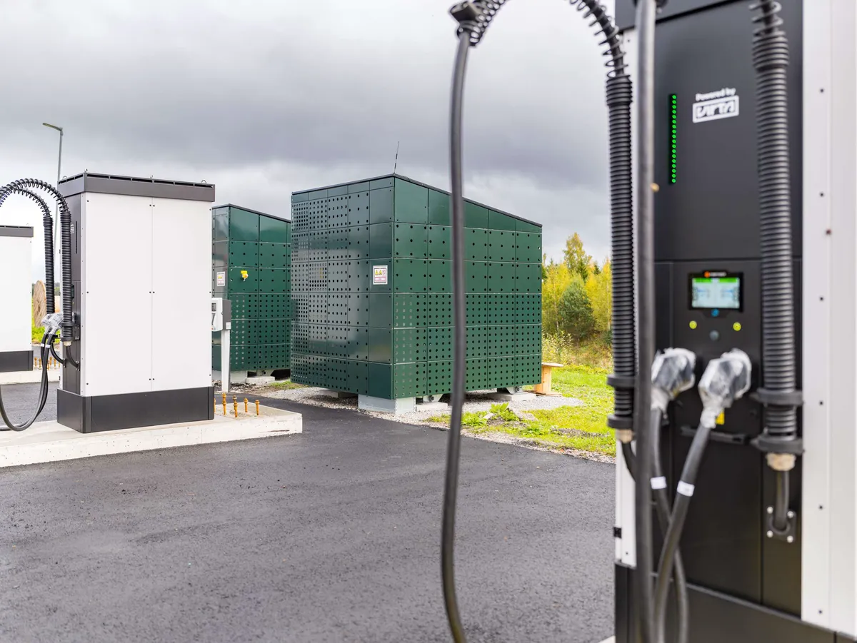 Finnish invention speeds up electric car charging – Full power for many at the same time