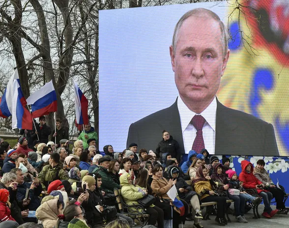 Venäjän presidentti Vladimir Putin on viikonloppuna vieraillut Krimillä ja Venäjän miehittämässä Mariupolin kaupungissa. Kuva Sevastopolista.