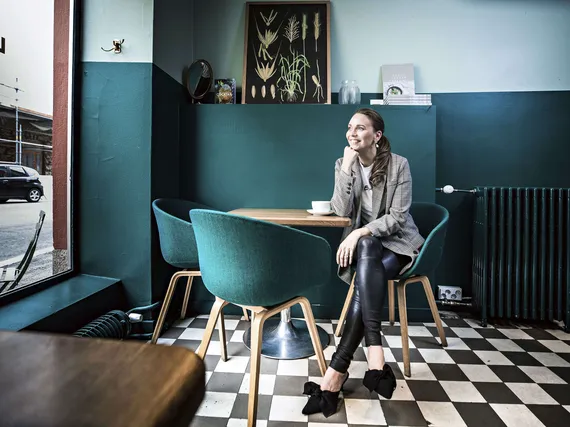 Lesbo kissan pentu porno