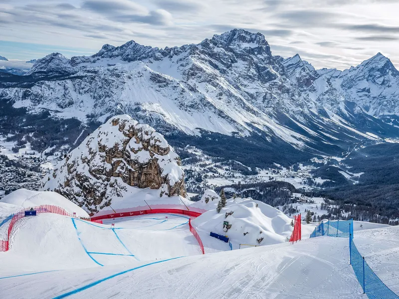 Alppihiihdon MM-kisat on määrä järjestää Italian Cortina d’Ampezzossa helmikuussa, Tällä hetkellä rinteillä on tyhjää, koska hiihtokeskukset on suljettu koronaviruksen vuoksi.