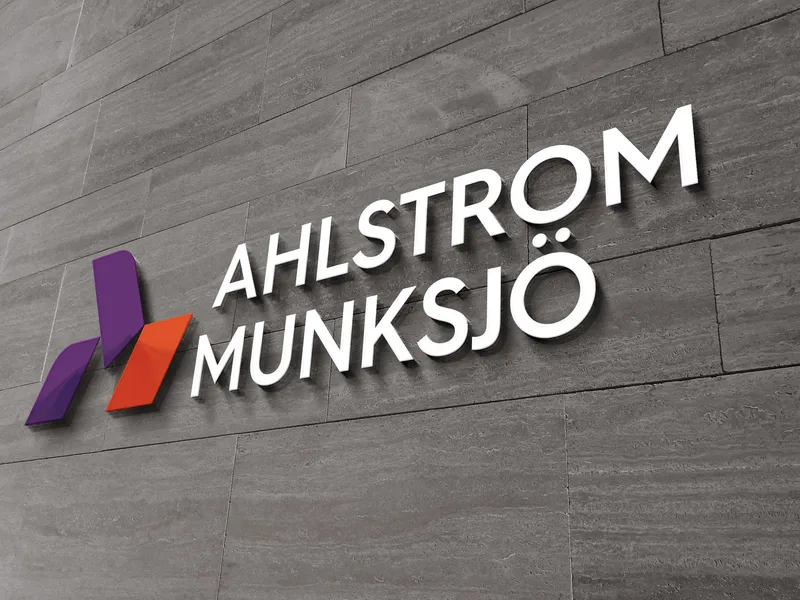 Bain Capitalin ja Ahlströmin suvun johtama konsortio Spa Holdings 3 julkisti ostotarjouksen Ahlstrom-Munksjöstä 24. syyskuuta. Tarjoukseen on alustavasti sitoutunut 81,1 prosentin osuus kaikista osakkeista, kun tarjouksen ehtona on 90 prosenttia.