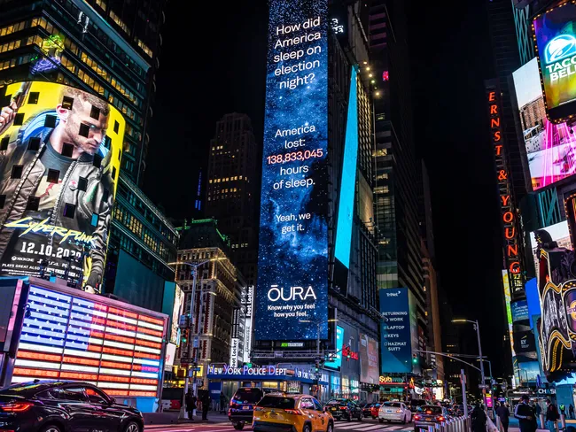 Oura mainosti älysormusta Times Squarella New Yorkissa ...