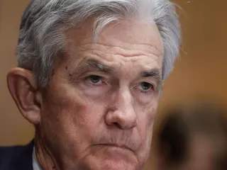 Yhdysvaltojen keskuspankki on pyrkinyt hillitsemään ylikuumentunutta taloutta pääjohtaja Powellin johdolla.