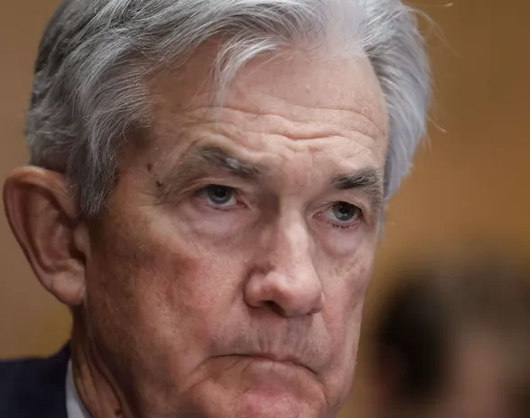 Yhdysvaltojen keskuspankki on pyrkinyt hillitsemään ylikuumentunutta taloutta pääjohtaja Powellin johdolla.