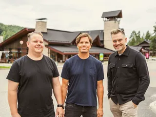 Mikko Rosendahlin (vas.) ja Ville Puustisen (oik.) Pro Restaurants ostaa lisää ravintoloita Tahkon alueelta. Heppu Pentti (kesk.) nousee yrityskaupassa yhtiön hallitukseen.