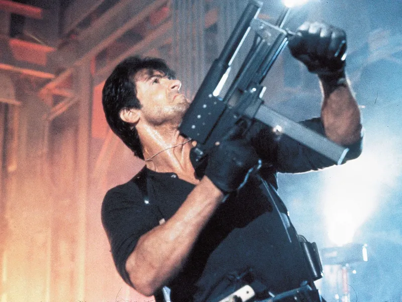 Sylvester Stallone tulittaa Jatimaticilla elokuvassa ”COBRA” (1986).