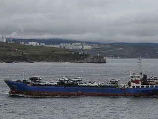 Kukkurainen autorahti saapumassa Vladivostokin satamaan syyskuussa 2022.