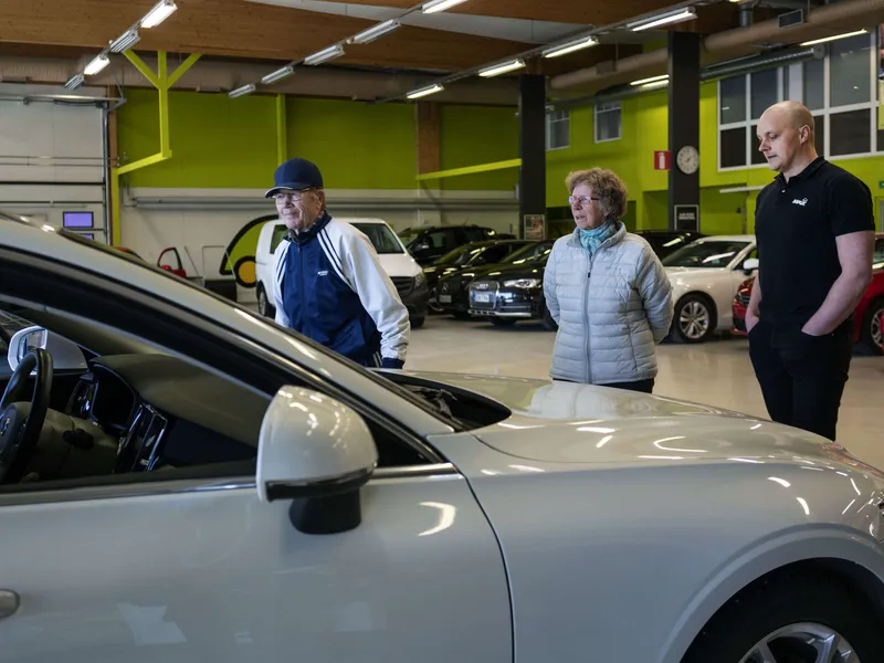 Kamuxin myymäläpäällikkö Lauri Mustapää esittelee käytettyä Volvoa Ella ja Veikko Pesoselle, jotka tulivat autokaupoille Ylivieskan Autolaaksoon Haapajärveltä.