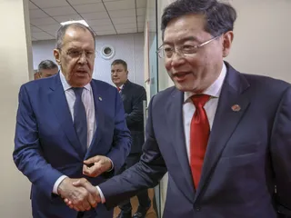 Venäjän ulkoministeri Sergei Lavrov (vas.) ja Kiinan ulkoministeri Qin Gang löivät kättä maaliskuussa New Delhissä järjestetyssä G20-maiden ulkoministerikokouksessa.