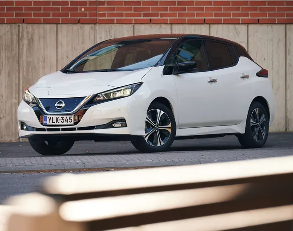 Nissan Leafiä myydään kahdella akkukoolla, 39 ja 59 kilowattitunnin versioina. Leafin latausteknologia on japanilainen Chademo. Autolle esiteltäneen melko pian seuraaja, joka käyttää Euroopassa valta-asemaan noussutta saksalaista CCS-lataustekniikkaa.