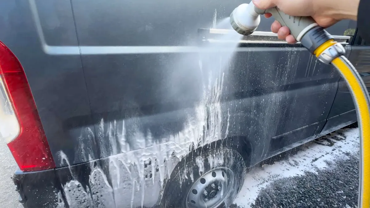 Kolme neljästä pesee autonsa ”väärin”