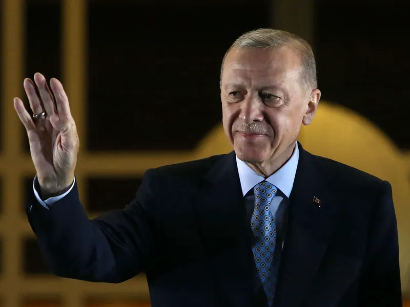 Turkin presidentti Recep Tayyip Erdoğan tervehtii kannattajiaan presidentin palatsissa voitettuaan vaalit eilen sunnuntaina.