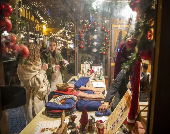40 prosenttia saksalaisista karsii tänä vuonna jouluvaloja, kolmannes säästää lahjoista, kertoo Saksan yleisradion tekemä kysely.