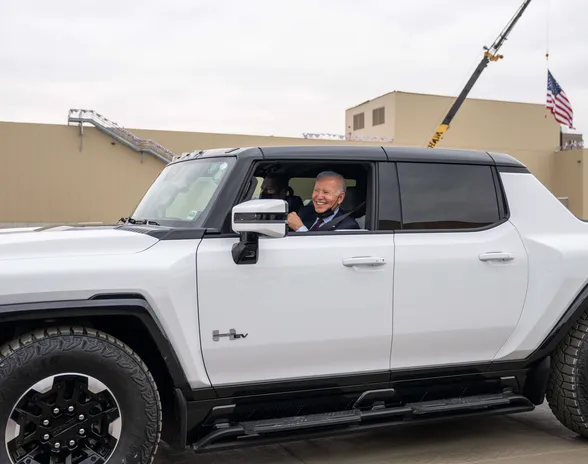 Joe Biden pääsi kurvailemaan sähkö-Hummerilla vieraillessaan marraskuussa General Motorsin sähköautotehtaalla Detroitissa. Sähköautot ja akut ovat olleet Yhdysvaltain ja EU:n kauppaneuvottelujen ytimessä.