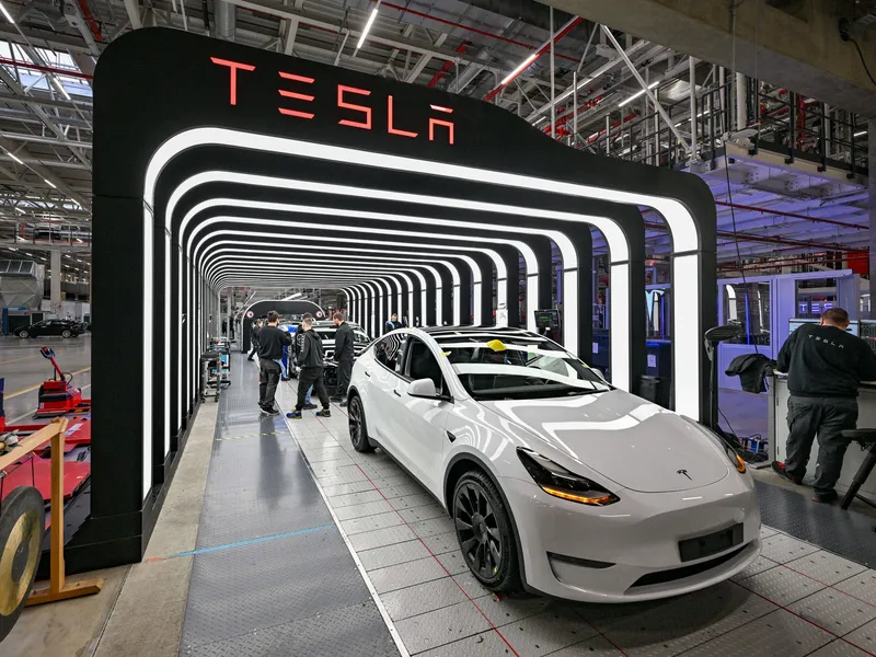 Teslan Model Y -mallin pitkän toimintamatkan long range -mallin ja suorituskykyisen performance-mallin hinta laskee 3 000 dollarilla.