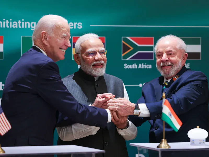G20-puheenjohtajuus siirtyi sunnuntaina Intialta Brasilialle. Kuvassa Yhdysvaltain presidentti Joe Biden, Intian pääministeri Narenda Modi ja Brasilian presidentti Luiz Inacio Lula da Silva.