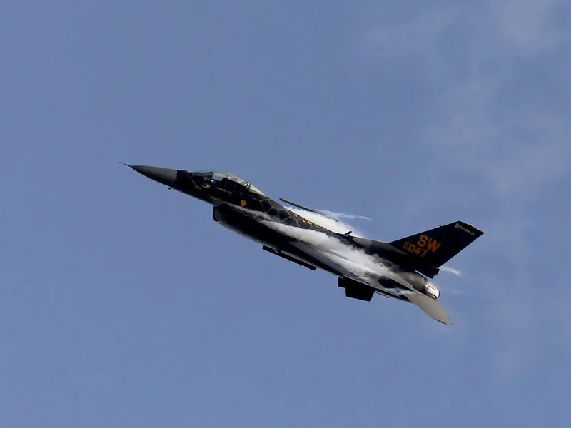 Kuvassa Yhdysvaltain ilmavoimien F-16 Viper -hävittäjä lentonäytöksessä.