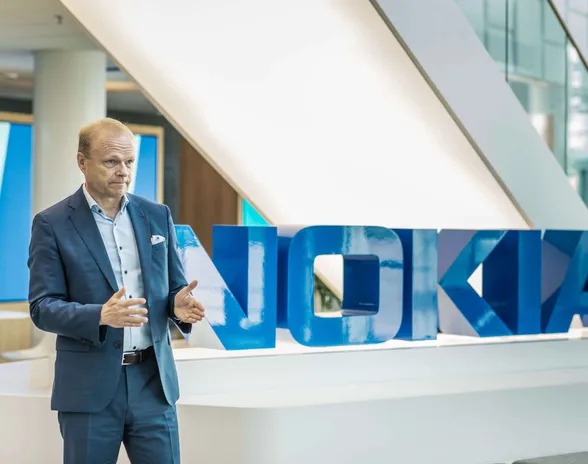 ”Olimme monia vuosia yhtiö, joka teki suuruusluokkana noin kaksi miljardia euroa vuotuista liikevoittoa, ja nyt olemme nousseet suurin piirtein kolmen miljardin tasolle. Kannattavuus on mennyt selkeästi oikeaan suuntaan, mutta emme ole vielä tavoitteessa”, Nokian toimitusjohtaja Pekka Lundmark sanoo.