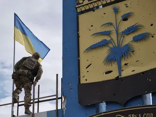 Ukraina onnistui Harkovan alueen vastahyökkäyksessään aiemmin syyskuussa. Kuvassa ukrainalaissotilas nostamassa Ukrainan lippua symbolisesti tärkeällä Harkovan ja Donetskin alueiden rajalla 20. syyskuuta 2022.