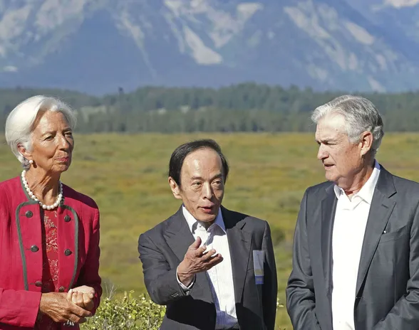 EKP:n pääjohtaja Christine Lagarde, Japanin keskuspankin Kazuo Ueda ja Fedin Jerome Powell osallistuvat parhaillaan Jackson Holen keskuspankkikonferenssiin Yhdysvalloissa.
