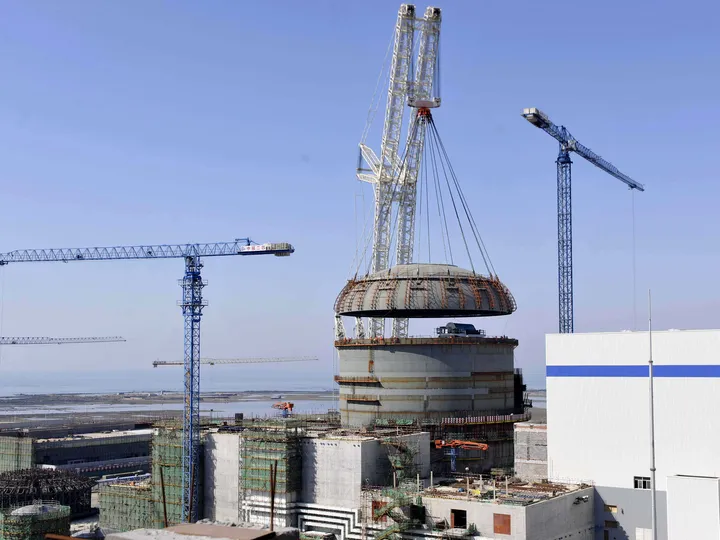 Haiyangin ydinvoimalaa rakennettiin maaliskuussa 2013. Ykkösyksikön piti valmistua vuonna 2014, mutta se otettiin kaupalliseen käyttöön vasta vuoden 2018 alkupuolella.