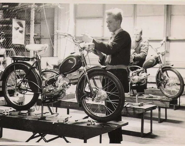 Pertti Peltola ja Tauno Palmu kokoavat putkirunkoisia Tunturi P50 -mopoja. Malli oli tuotannossa vuosina 1957–58.
