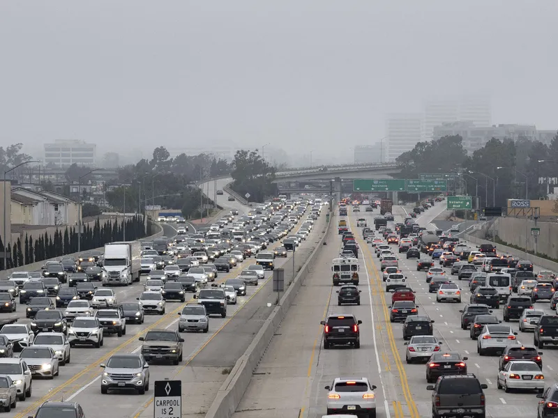 Moottoritien monikaistaista arkea Los Angelesin ympäristössä Kaliforniassa huhtikuussa 2023.