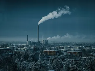 Fortum on kertonut luopuvansa kivihiilen käytöstä Suomenojan lämmitysvoimalaitoksella vuoteen 2025 mennessä. Asiat tosin muuttuvat nopeasti: Helen, jonka oli tarkoitus lopettaa kivihiilen käyttö Salmisaaressa huhtikuussa 2024, pidensi laitoksen elinikää ainakin vuodella.