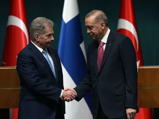 Presidentit Sauli Niinistö ja Recep Tayyip Erdoğan Turkin Ankarassa pari viikkoa sitten. Erdoğan kertoi silloin, että Turkki aloittaa Suomen Nato-jäsenyyden ratifiointiprosessin maan parlamentissa. Nyt prosessi on saatu valmiiksi.