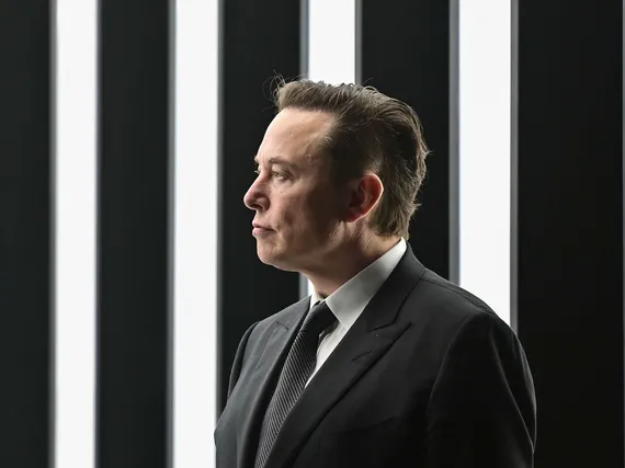 Musk sai kutsun käräjille – Tesla on liioitellut robotaksin ominaisuuksia