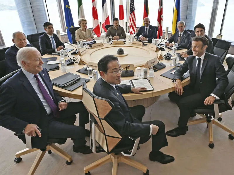 G7-maat ovat yhtenäisesti Ukrainan tukena, mutta Kiina-politiikassa etualalla istuvat Yhdysvaltain Joe Biden (vas.), Japanin Fumio Kishida ja Ranskan Emmanuel Macron ovat ajaneet erilaisia linjoja.