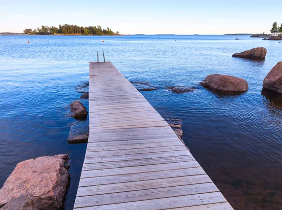 Suomessa on paljon rantamökkejä, joiden tontti ei päätykään rantaviivaan –  Onko laiturisi varmasti omalla tontillasi? | Kauppalehti
