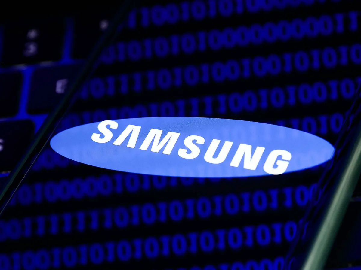 Chinese share prices continue to decline while Samsung reports strong earnings