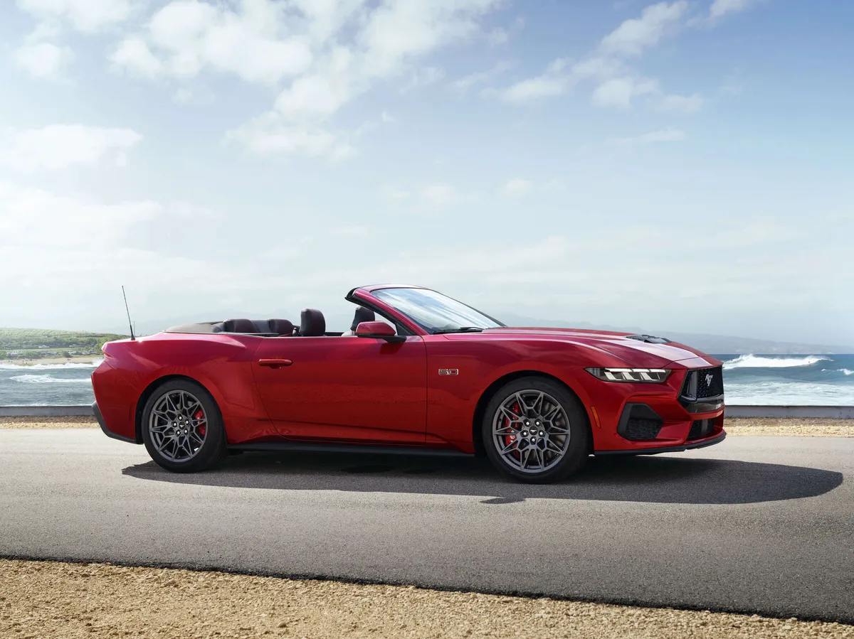 Mustangin ”Musta hevonen” kantaa nokallaan perinteistä 5 litran V8:aa ...