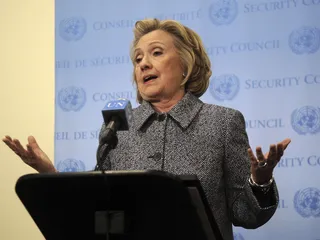 Hillary Clinton vastaamassa lehdistön kysymyksiin sähköpostinsa käyttöön liittyneistä epäselvyyksistä vuonna 2015.