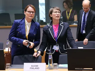 Maa- ja metsätalousministeri Sari Essayah (oikealla) ja suurlähettiläs Tuuli-Maaria Aalto edustivat Suomea maanantaina EU:n maatalous- ja kalastusneuvoston kokouksessa Brysselissä.