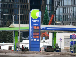 Nesteen nimellä myydään yhä polttoainetta Pietarissa.