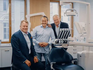 Perustajaosakkaat haluavat uudessa konseptissaan korostaa ennakoivaa hammashoitoa. Harri Koponen vasemmalla, Petteri Louhikoski keskellä ja Heikki Pilvinen oikealla.