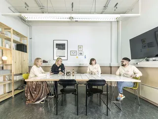 ­Nordic Umami Companyn tiimi eli (vasemmalta) ­Tytti-Lotta Ojala, ­Reetta Kivelä, ­Outi ­Mäkinen ja ­Eetu Viuhkonen viihtyvät erinomaisesti Keran halleilla, jossa ­yhtiöllä on toimisto, tehdas ja laboratorio.