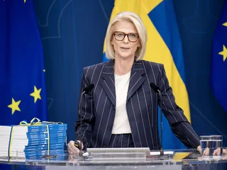 "Talvi on tulossa”, sanoi Ruotsin valtiovarainministeri Elisabeth Svantesson esitellessään pöydällä olevaa valtion ensi vuoden budjettiehdotusta. Hän viittasi inflaatiopaineisiin, Ruotsin bkt:n ennustettuun supistumiseen ja kotitalouksien vaikeaan taloustilanteeseen.