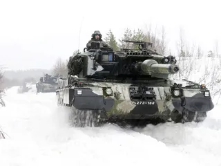 Ukrainan Berliinin suurlähettiläs toivoo, että Saksa ja muut länsimaat voisivat jatkossa toimittaa Ukrainaan myös Leopard-taistelupanssarivaunuja. Kuva Naton Cold Responce -harjoituksesta.