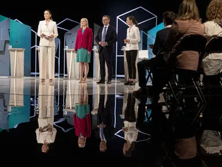 Eduskuntapuolueiden puheenjohtajat kohtasivat viimeisessä tv-tentissä ennen vaali-iltaa. Kuvassa oikealta Sanna Marin (sd), Petteri Orpo (kok) ja Riikka Purra (ps) sekä tentin juontanut Annika Damström.