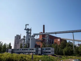 Stora Enson Sunilan tehdas Kotkassa on ollut suljettuna toukokuusta lähtien, ja yhtiö päätti nyt pysyvästä tuotannon lopetuksesta tehtaalla. Sulkeminen vaikuttaa 240 työntekijään.