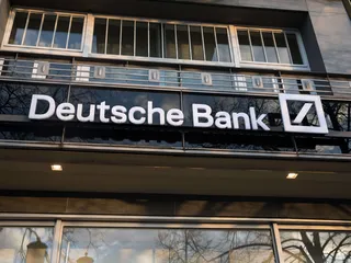 Saksalaisen jättipankki Deutsche Bankin luottoriskijohdannaisten nousua pidetään hälytysmerkkinä.