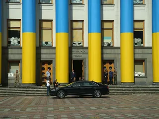 Kuvassa Tanskan pääministeri Mette Frederiksen saapumassa vierailulla Ukrainan parlamenttiin Kiovassa keskiviikkona.