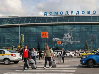 Arkistokuva Domodedovon lentokentältä, jonka liikenne pysäytettiin varhain keskiviikkona muiden Moskovan lentokenttien tavoin.