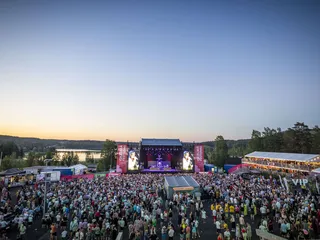 Monilla kesätapahtumilla ja suurkonserteilla on aluetaloudellisesti suuri merkitys. Arkistokuva Himoksen Iskelmäfestivaaleilta 2022.