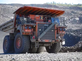 Terrafamen kuten myös Bolidenin Kevitsan kaivoksella malmi kuljetetaan syvästä avolouhoksesta ylös suurilla kivikuorma-autoilla.