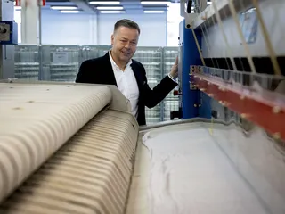 Keravalle avattu Rusanen Groupin huippumoderni suurpesula pyykkää    tekstiilejä 2 000 kiloa tunnissa, kertoo toimitusjohtaja Jori Rusanen.